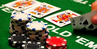 Tim kerja profesional di igcplay sedang berdiskusi mengembangkan platform hiburan online